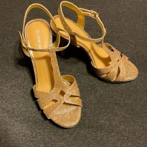 Gorgeous gold sparkle heels!!